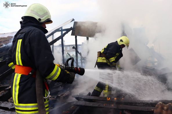 Новини Житомира - фото з Біля ЦУМу у Житомирі горіла закинута будівля