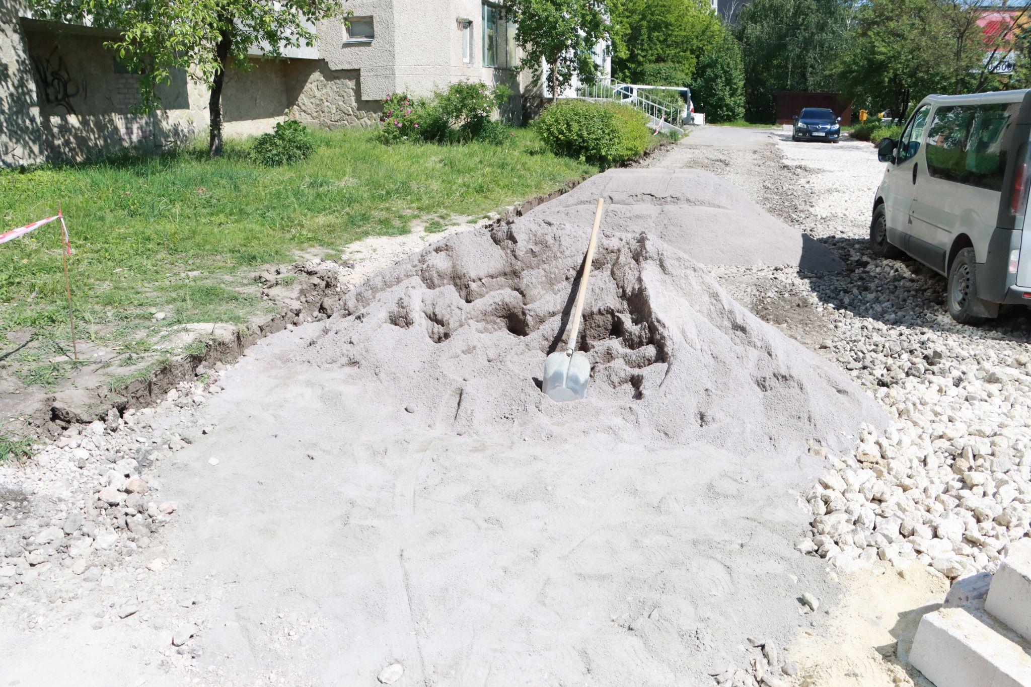 Новини Тернополя - фото з Замість насаджень тепер буде бруківка: на Торговиці спиляли здорові дерева