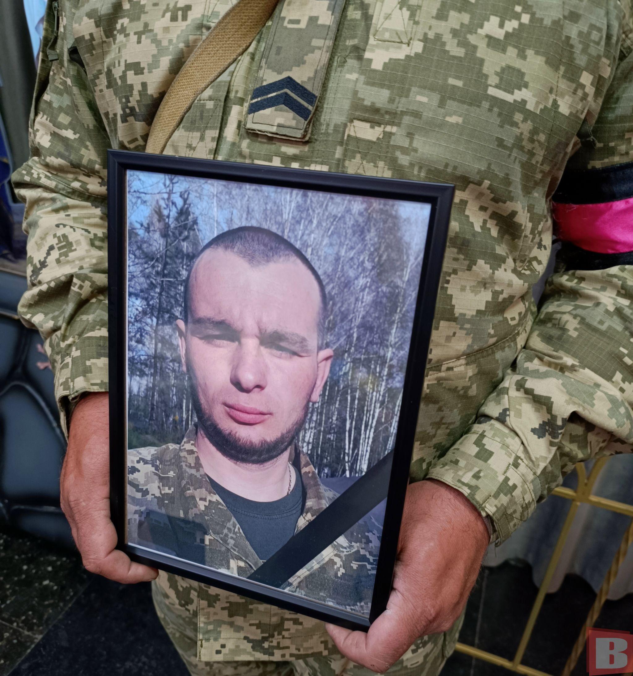 Новини Хмельницького - фото з Попрощались з 29-річним військовим Артемом Кушнером. Без тата залишилось двоє доньок