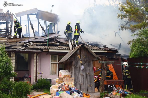 Новини Житомира - фото з Біля ЦУМу у Житомирі горіла закинута будівля