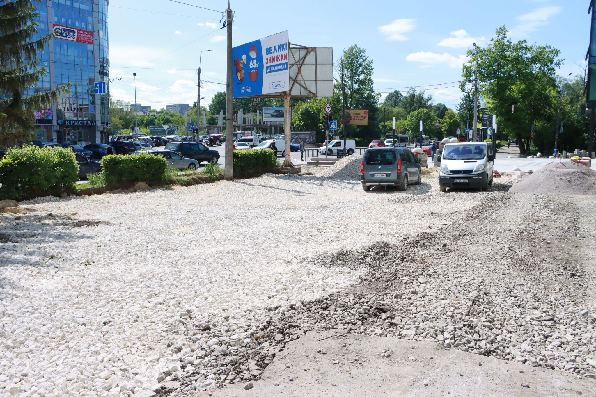 Новини Тернополя - фото з Замість насаджень тепер буде бруківка: на Торговиці спиляли здорові дерева