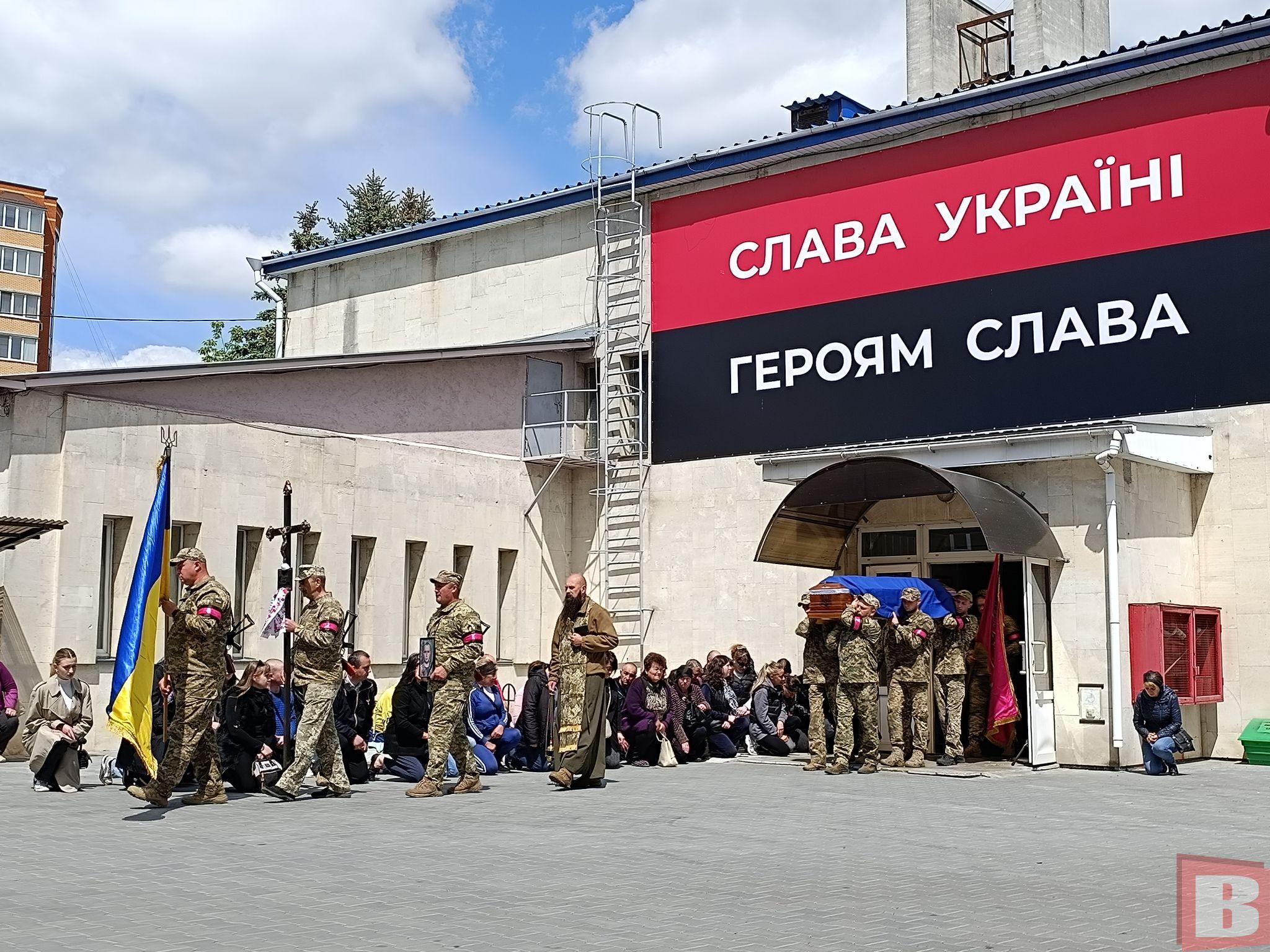 Новини Хмельницького - фото з Попрощались з 29-річним військовим Артемом Кушнером. Без тата залишилось двоє доньок