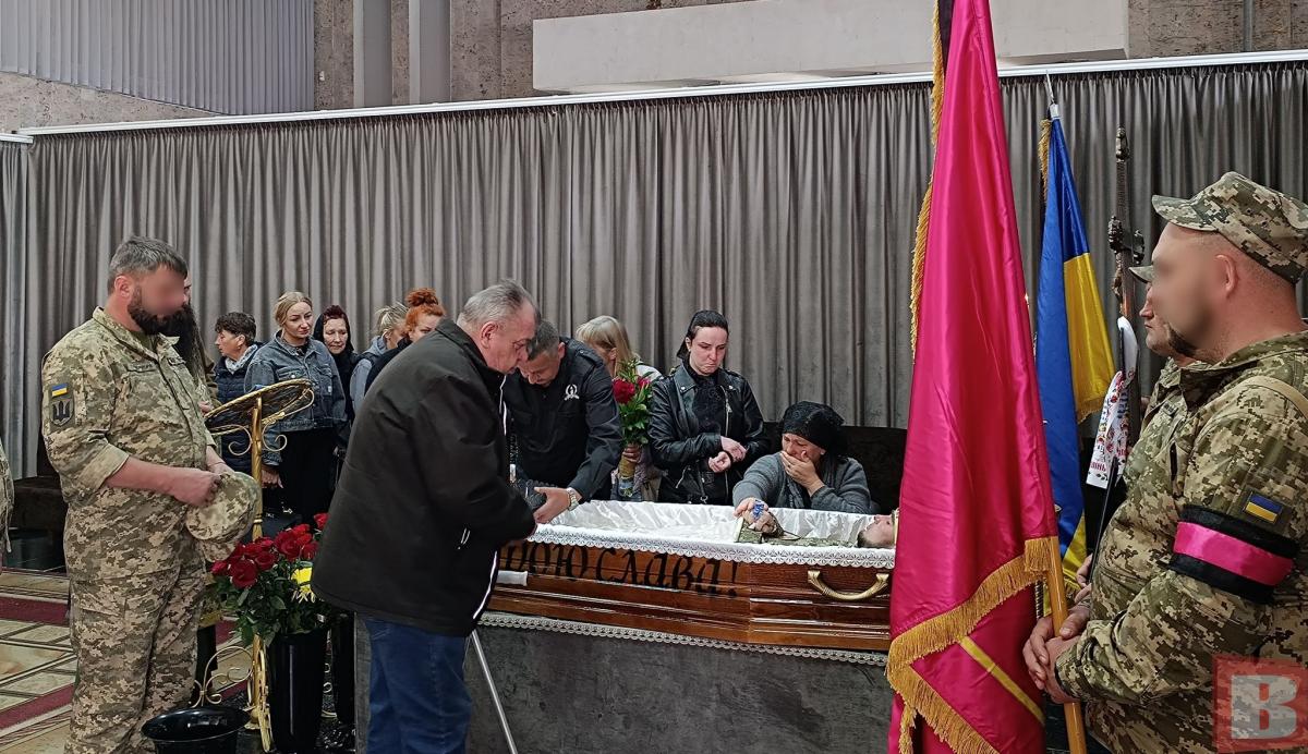 Новини Хмельницького - фото з Попрощались з 29-річним військовим Артемом Кушнером. Без тата залишилось двоє доньок