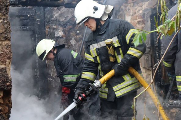 Новини Житомира - фото з Біля ЦУМу у Житомирі горіла закинута будівля
