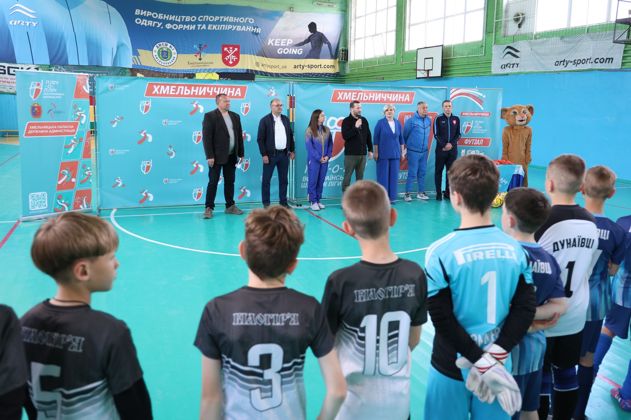 На зображенні може бути: 13 людей, люди грають у футбол, гравці в футбол та текст