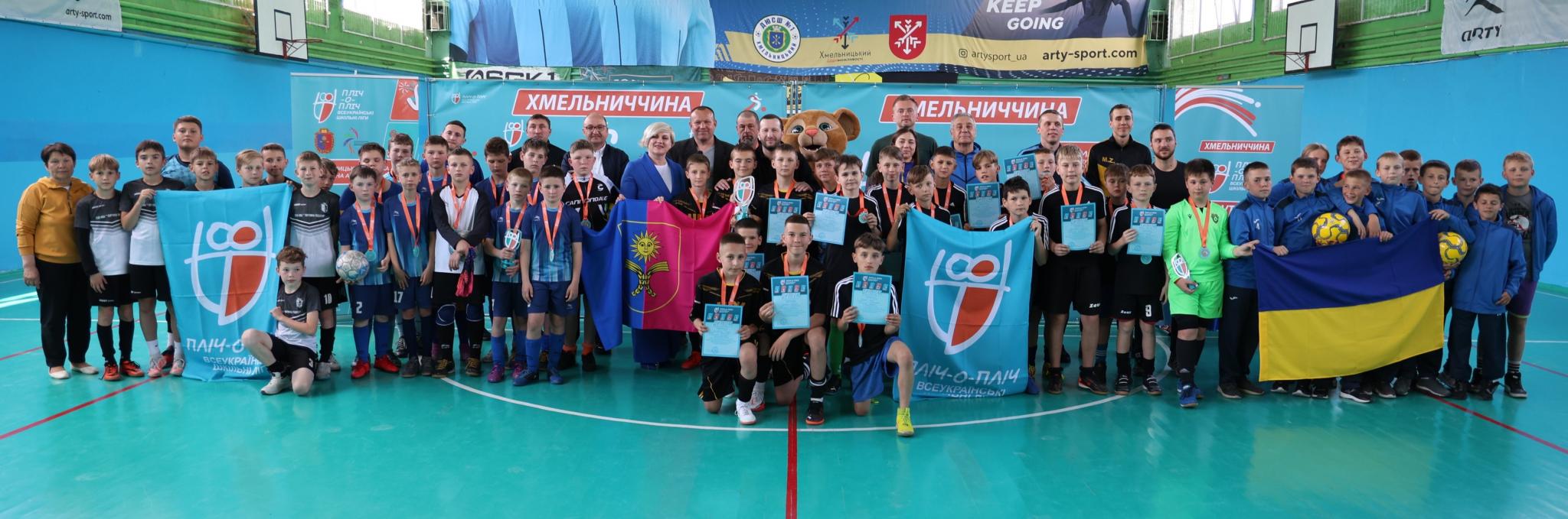 На зображенні може бути: 3 людини, гравці в футбол та текст