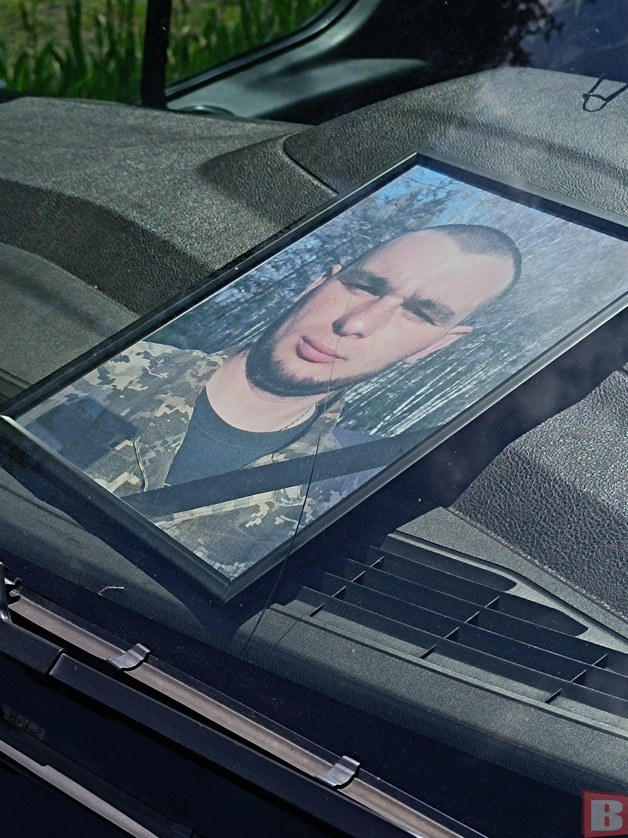 Новини Хмельницького - фото з Попрощались з 29-річним військовим Артемом Кушнером. Без тата залишилось двоє доньок