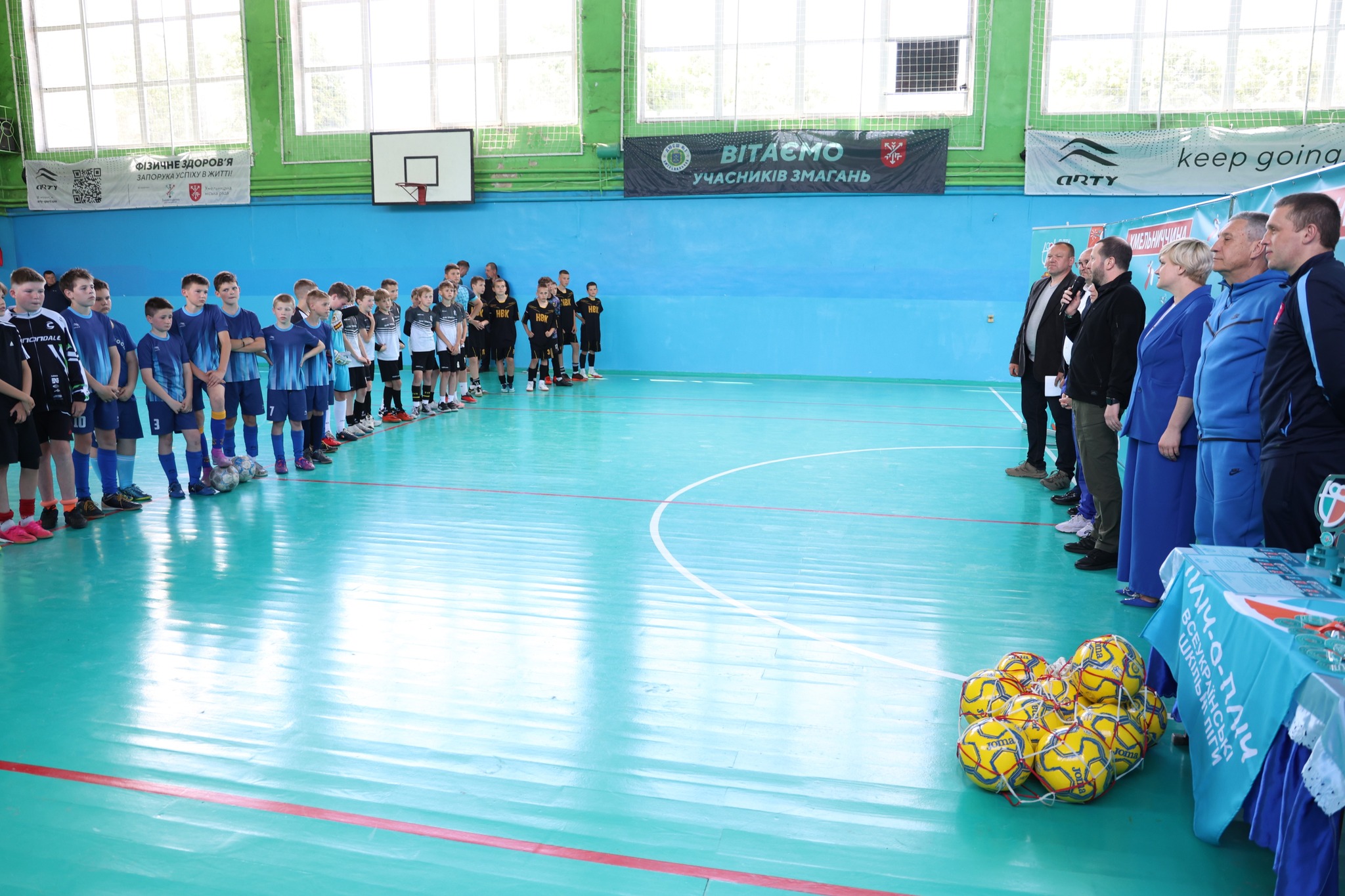 На зображенні може бути: 10 людей, люди грають у баскетбол та текст