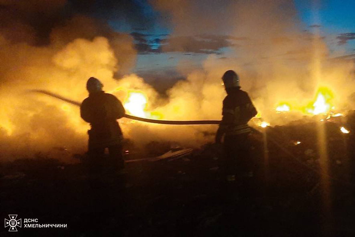 Возможно, это изображение 2 человека и огонь