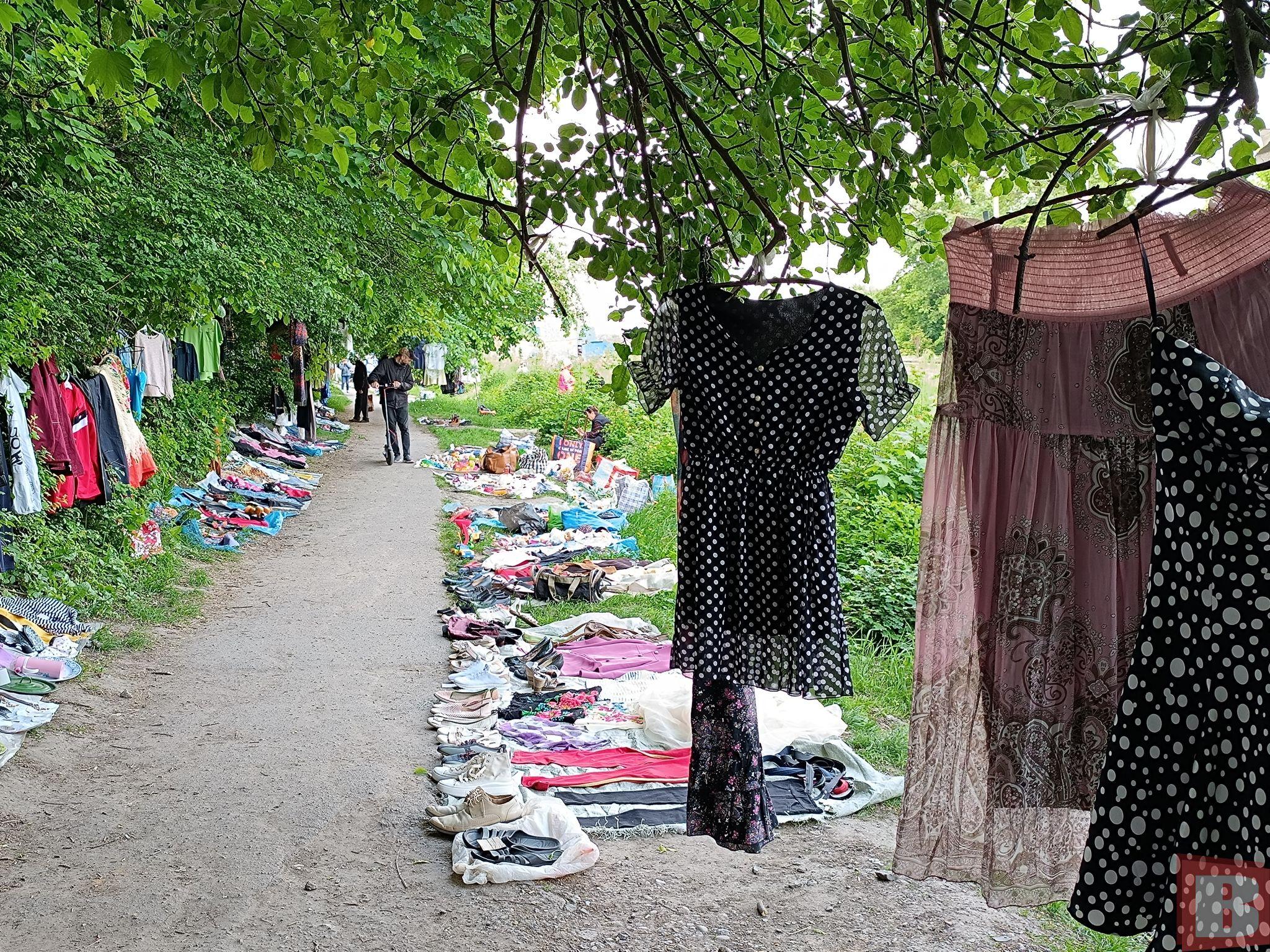 Новини Хмельницького - фото з Взуття за 10 гривень, посуд – за 100. Репортаж із «барахолки» біля Кам’янецького переїзду