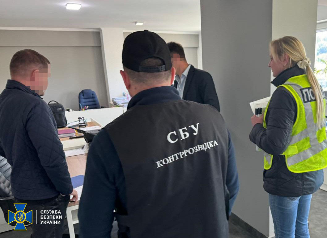 Новини Хмельницького - фото з Хмельницькі правоохоронці викрили схему незаконного переправлення чоловіків за кордон На зображенні може бути: 3 людини та текст