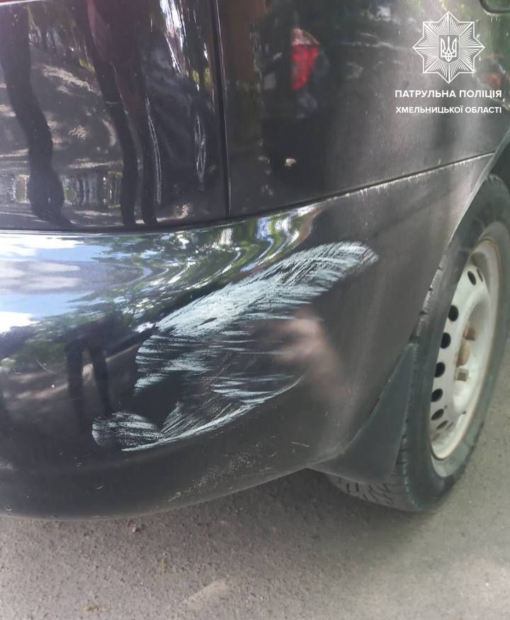 Новини Хмельницького - фото з У центрі Хмельницького водій автобуса зачепив припарковане авто і зник з місця ДТП