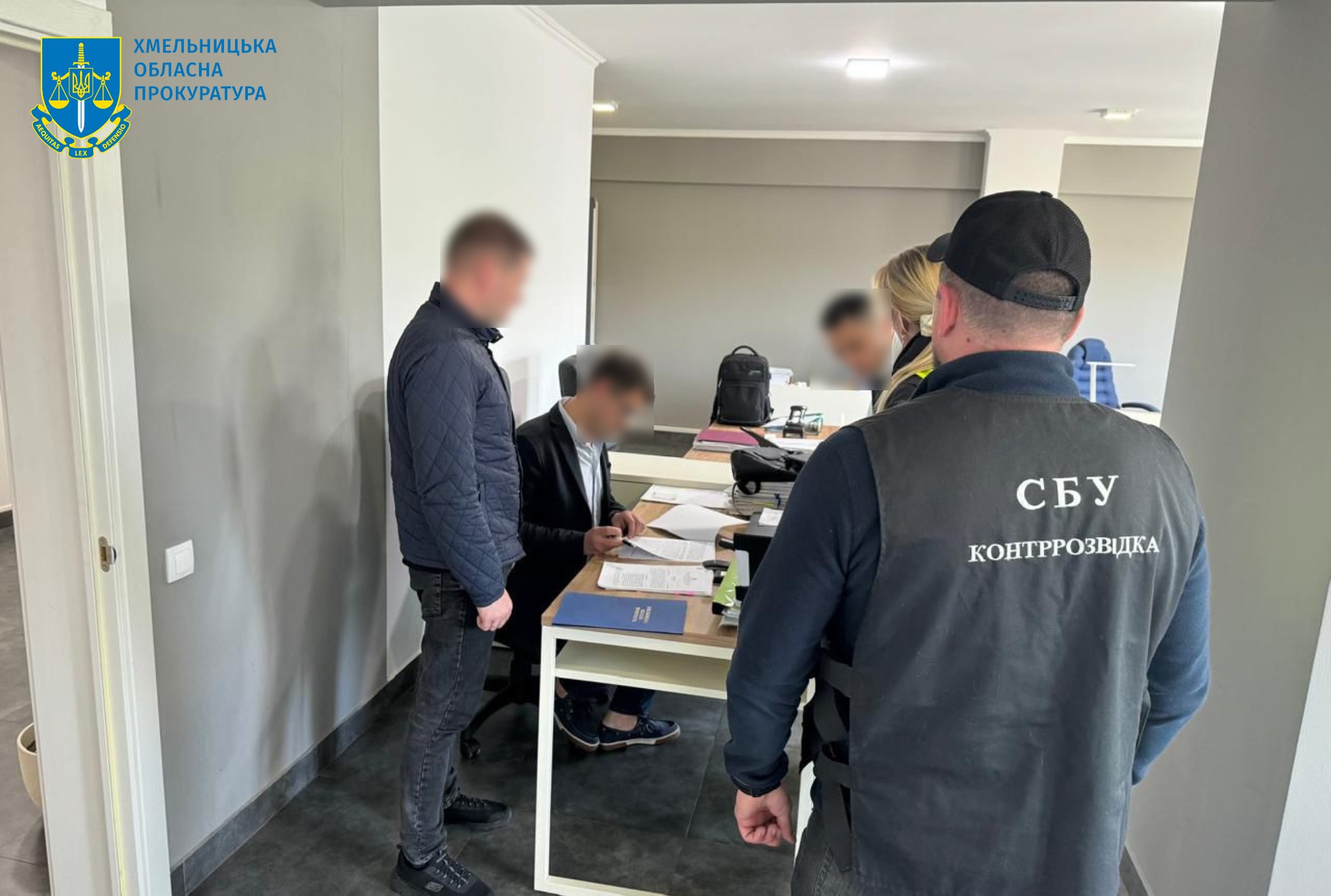 Новини Хмельницького - фото з Хмельницькі правоохоронці викрили схему незаконного переправлення чоловіків за кордон На зображенні може бути: 3 людини та текст