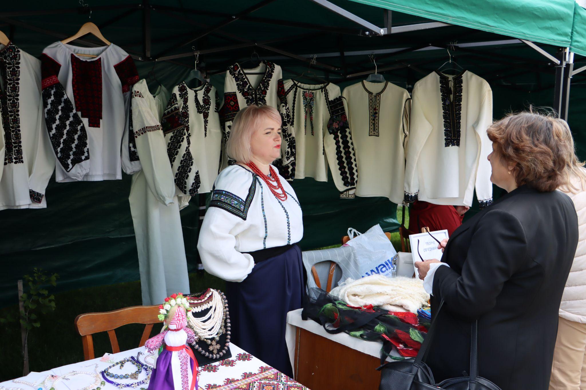 Новини Тернополя - фото з У краєзнавчому музеї виставка борщівських вишиванок та ярмарок народних умільців