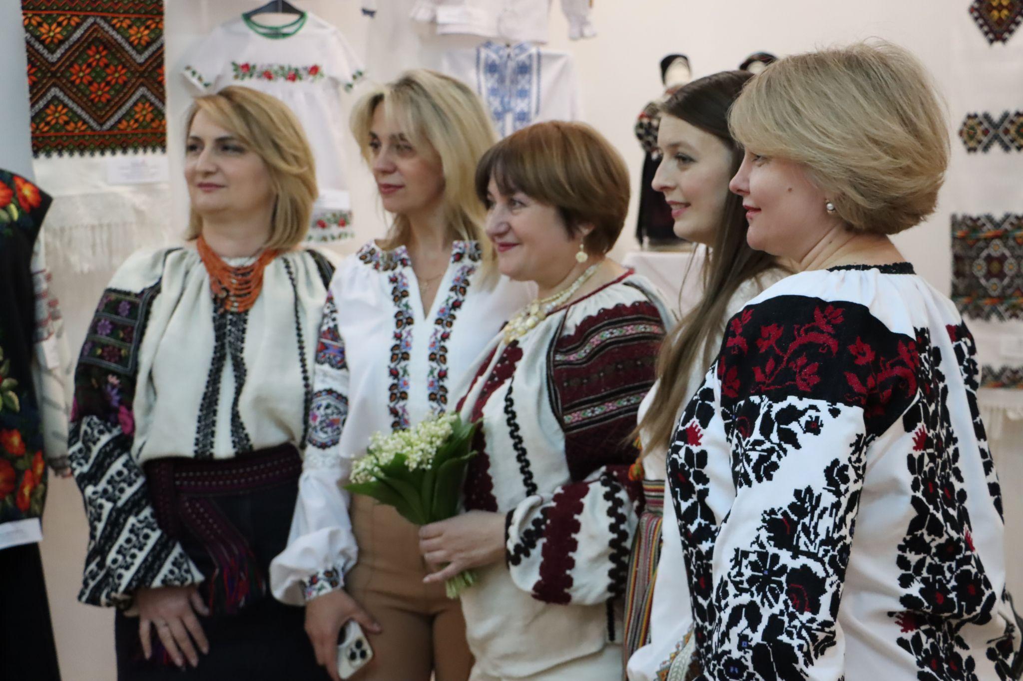 Новини Тернополя - фото з У краєзнавчому музеї виставка борщівських вишиванок та ярмарок народних умільців