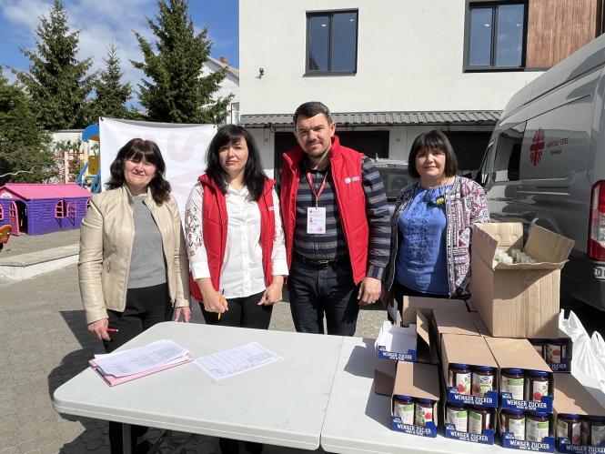 Новини Вінниці - фото з У Вінниці роздавали продуктові набори багатодітним сім'ям