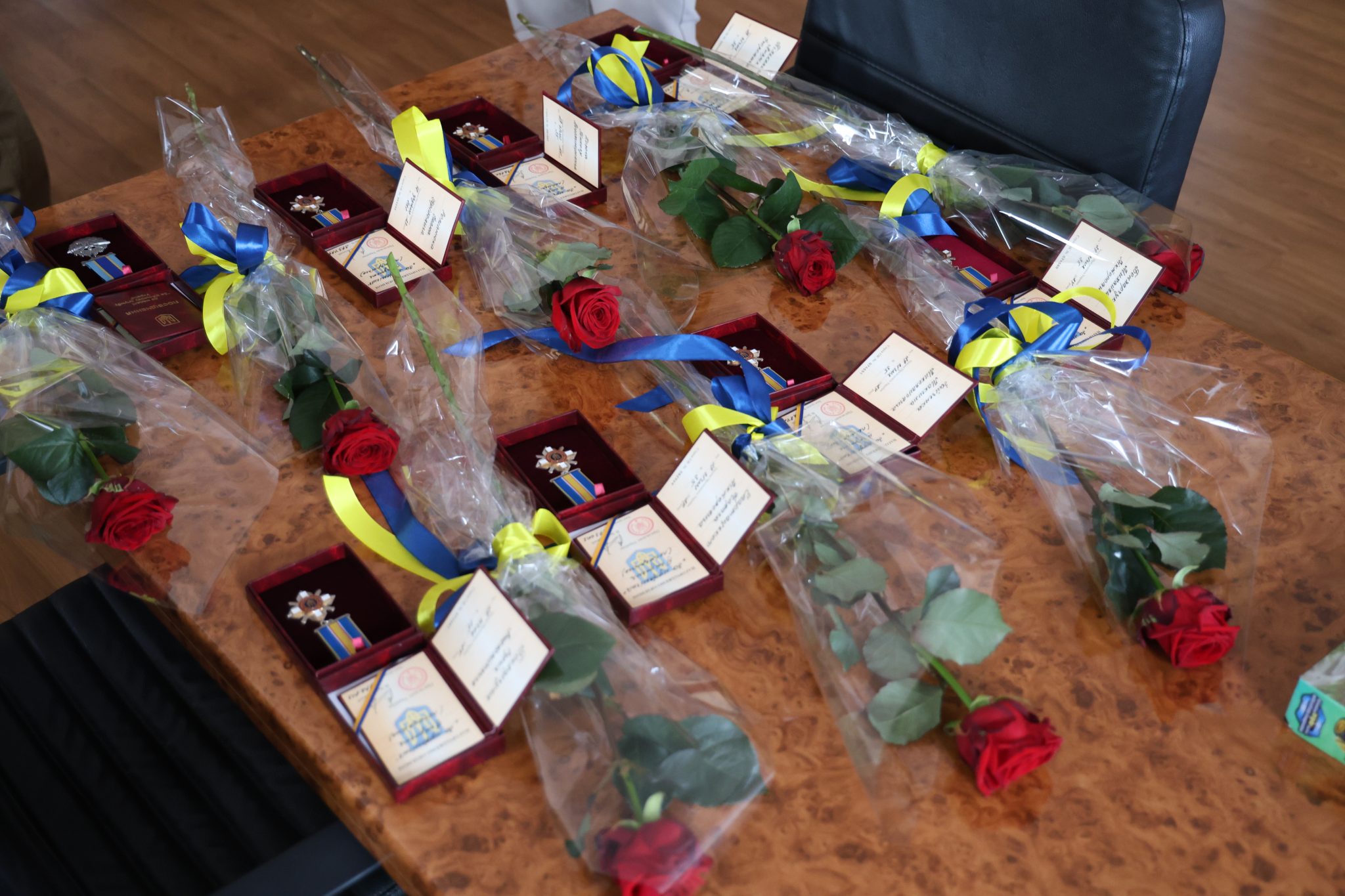 Новини Хмельницького - фото з Родинам полеглих на війні захисників із Хмельниччини вручили державні нагороди