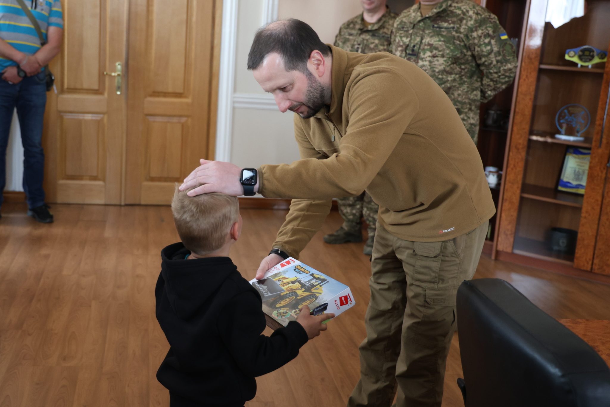 Новини Хмельницького - фото з Родинам полеглих на війні захисників із Хмельниччини вручили державні нагороди