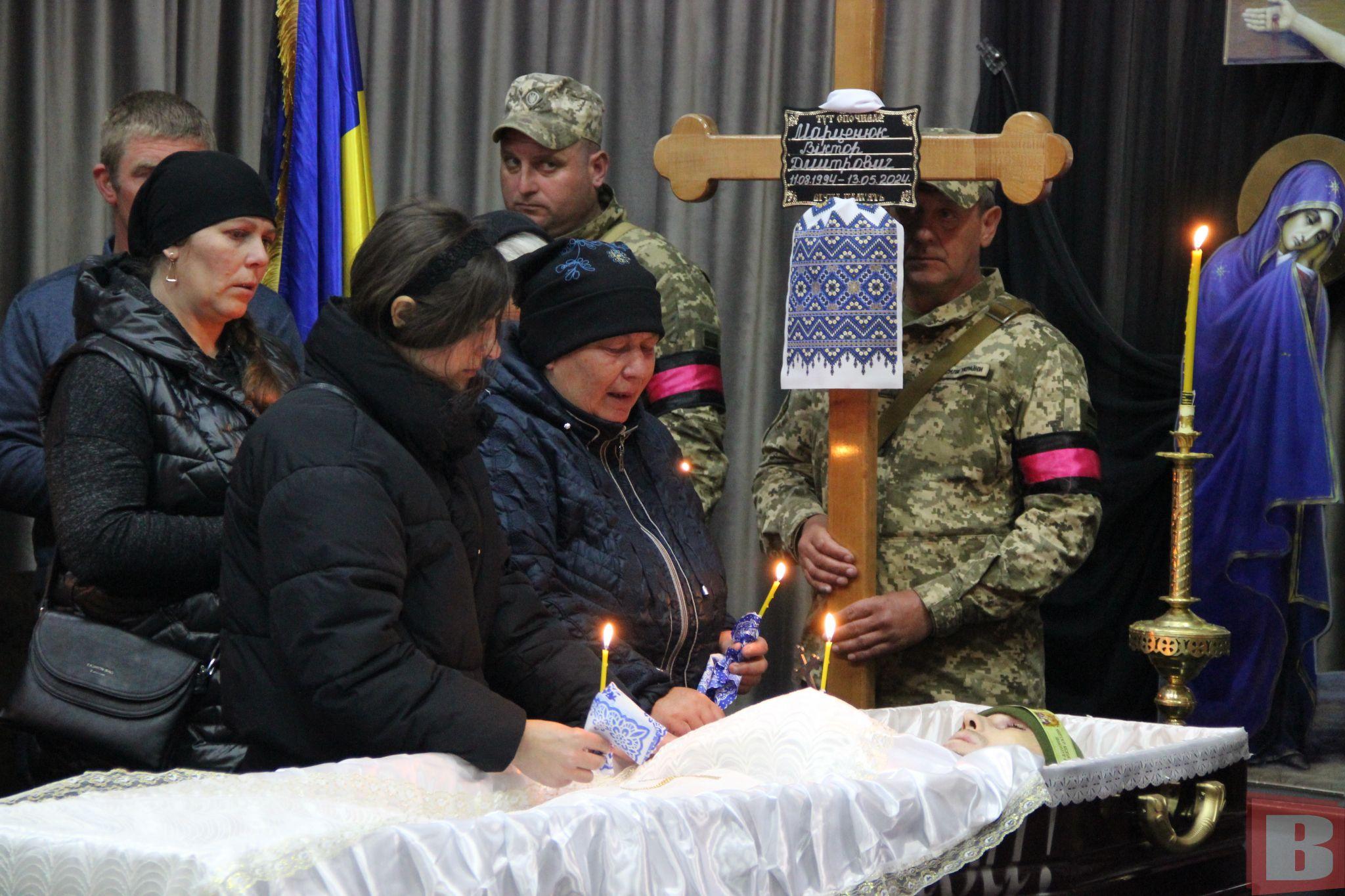 Новини Хмельницького - фото з Залишилася дружина та донька: у Хмельницькому попрощалися із Героєм Віктором Марценюком