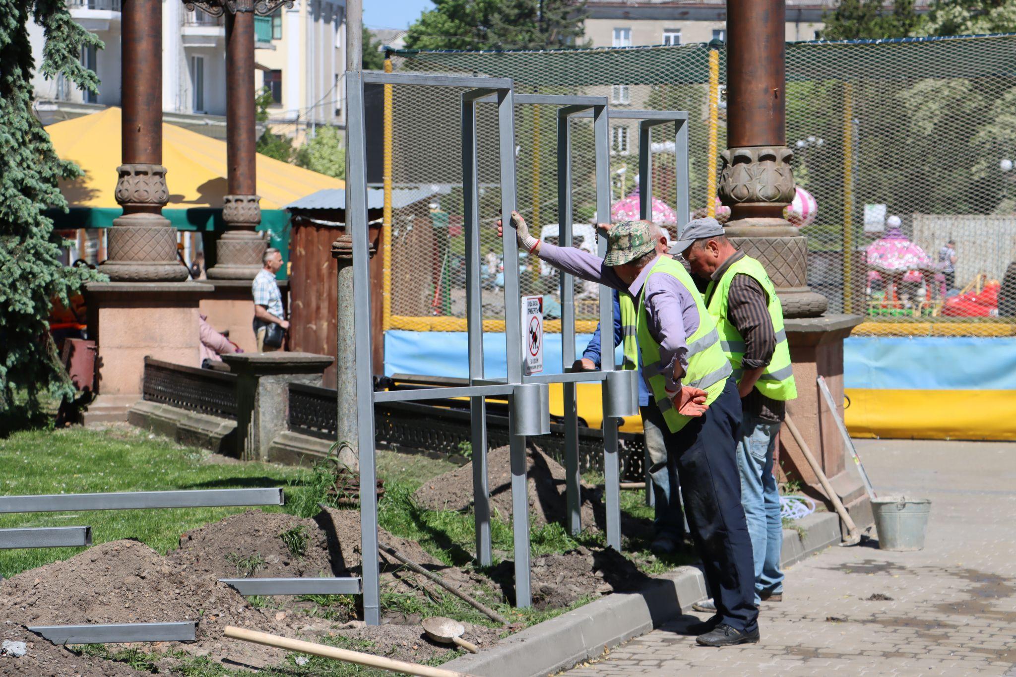 Новини Тернополя - фото з На бульварі Тараса Шевченка облаштовують Алею пам'яті з портретами загиблих героїв