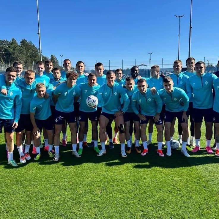 Новини Тернополя - фото з Міняю м'яч на дрон: тернополянка оригінально підтримала збір для допомоги нашим героям На зображенні може бути: 11 людей, люди грають у футбол та гравці в футбол