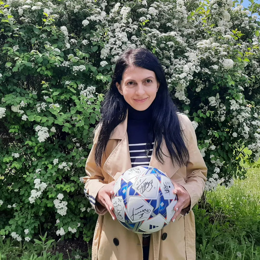 Новини Тернополя - фото з Міняю м'яч на дрон: тернополянка оригінально підтримала збір для допомоги нашим героям На зображенні може бути: 1 особа, грає у футбол та гра в американський футбол