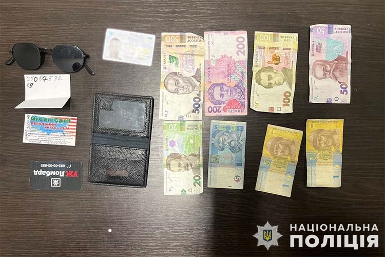 Новини Тернополя - фото з Побив до втрати свідомості та забрав гаманець: розпивання алкоголю в «Сопільче» закінчилось криміналом Слідчі Тернополя затримали зловмисника, який вчинив розбійний напад на місцевого жителя
