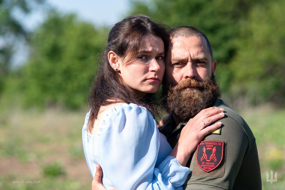 Новини Вінниці - фото з «Бойові каски замість корони тримали над головами». Дружина поїхала до чоловіка вінчатися на фронт