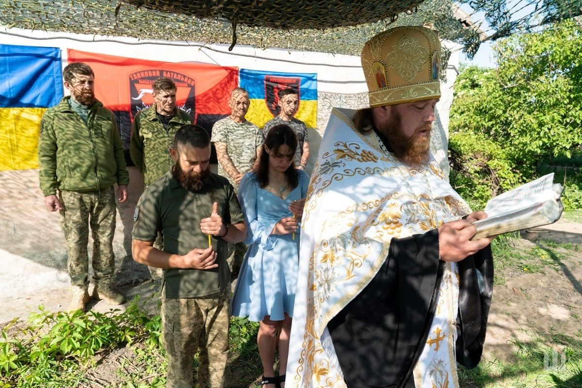 Новини Вінниці - фото з «Бойові каски замість корони тримали над головами». Дружина поїхала до чоловіка вінчатися на фронт