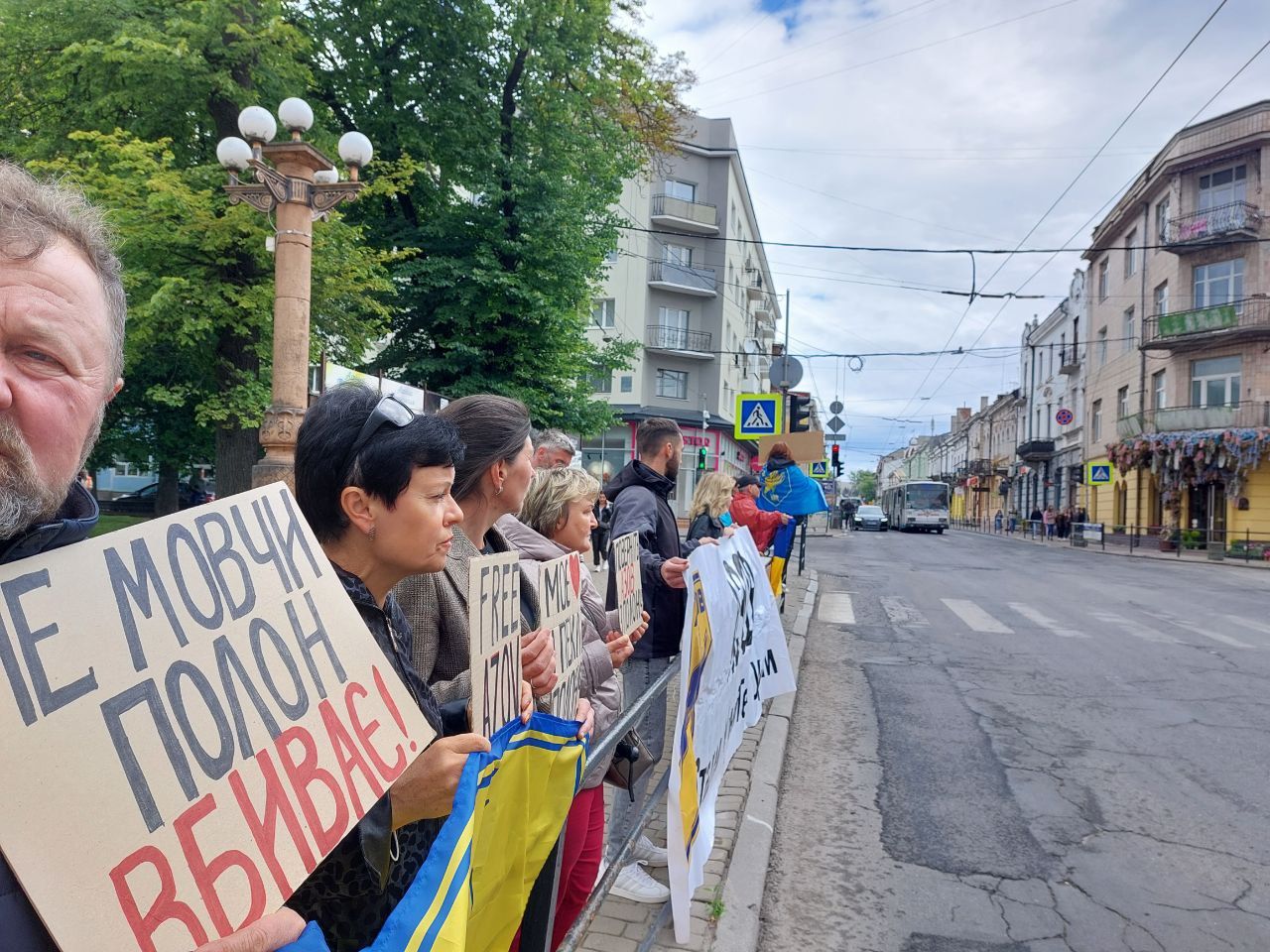 Новини Тернополя - фото з Хто врятує оборонців Маріуполя? Рідні захисник вийшли на мітинг у Тернополі