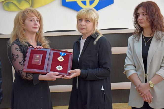 Новини Вінниці - фото з ТОП важливих новин на «20 хвилин» від 13 по 20 травня, які ви могли пропустити Він був нареченим «Пташки» з Азовсталі:  Третій орден «За мужність» вручили мамі морпіха