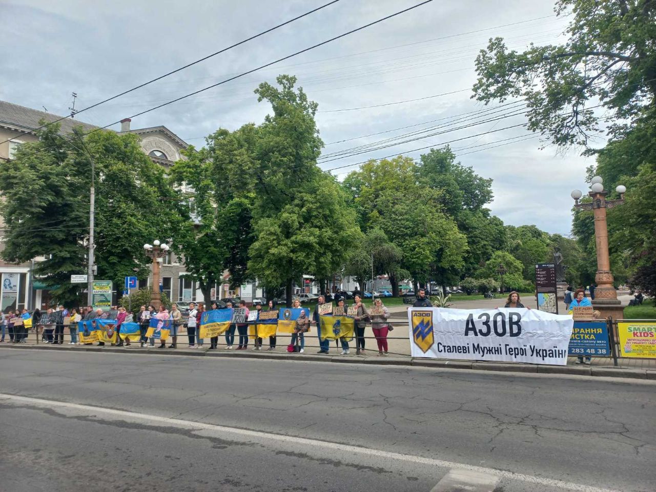 Новини Тернополя - фото з Хто врятує оборонців Маріуполя? Рідні захисник вийшли на мітинг у Тернополі