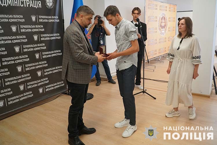 Новини Тернополя - фото з У Тернополі посмертно нагородили трьох поліцейських У Тернополі рідним загиблих правоохоронців вручили державні нагороди