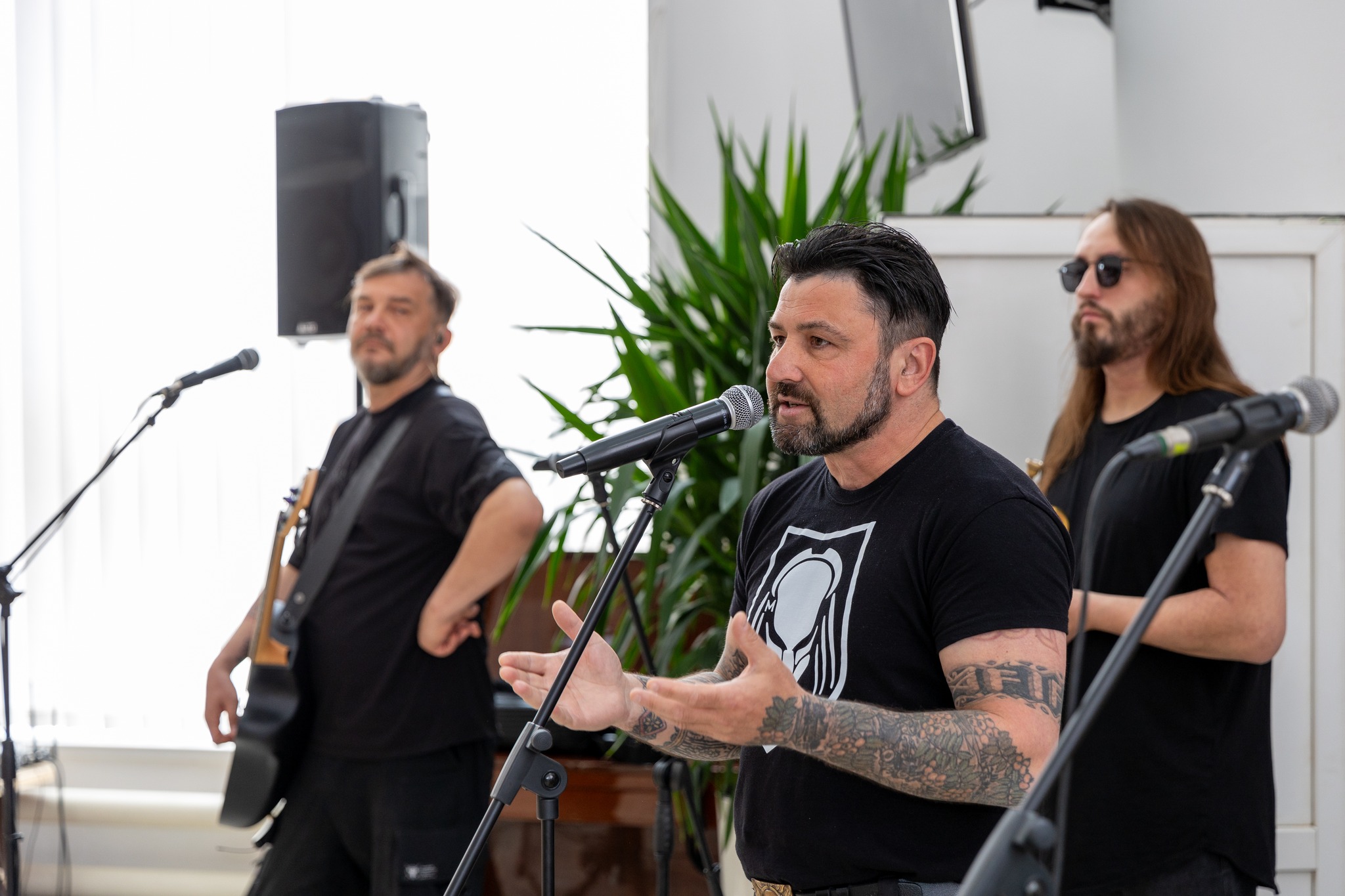 На зображенні може бути: 3 людини, борода та гітара