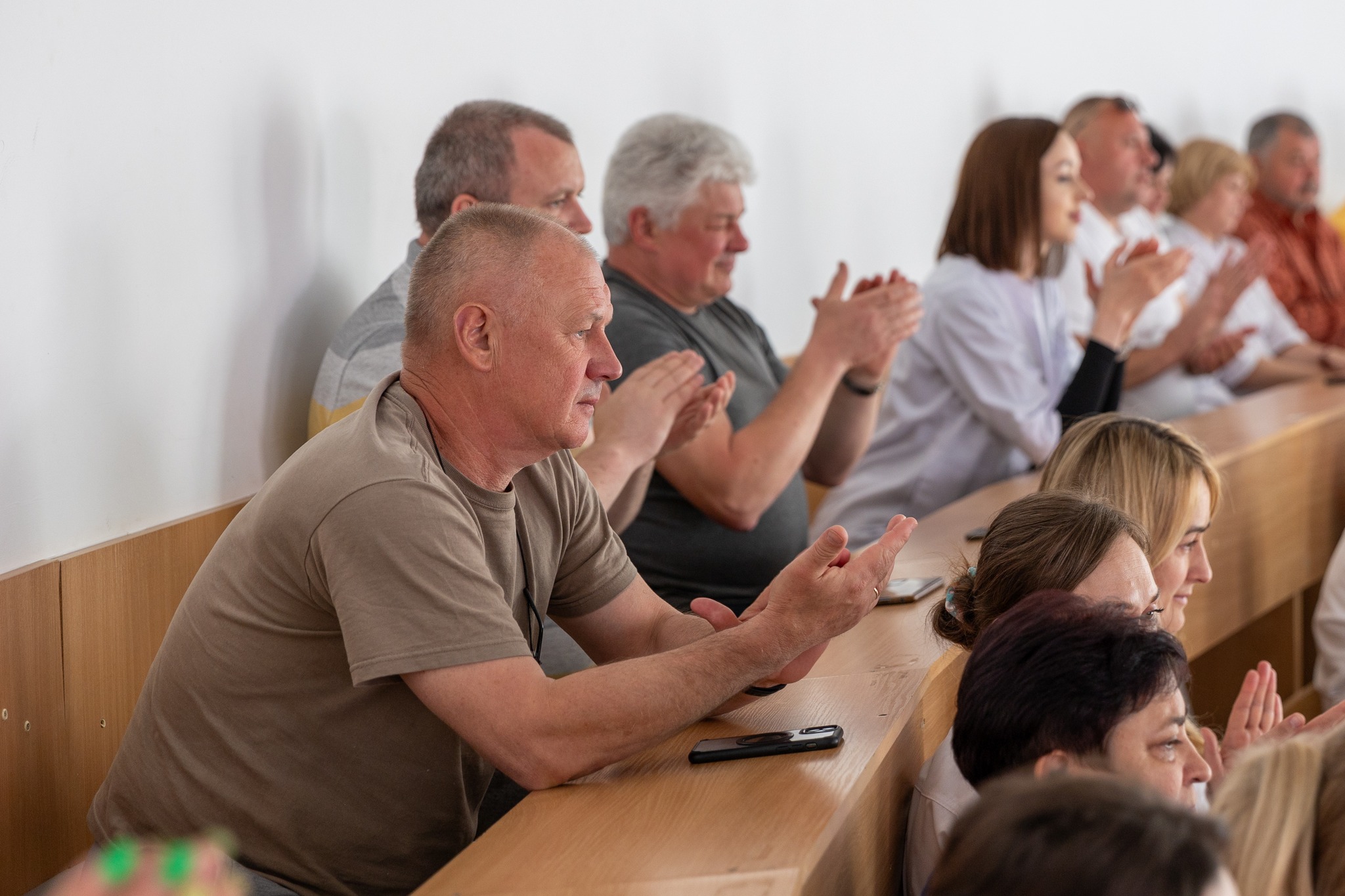На зображенні може бути: 7 людей, люди навчаються та натовп