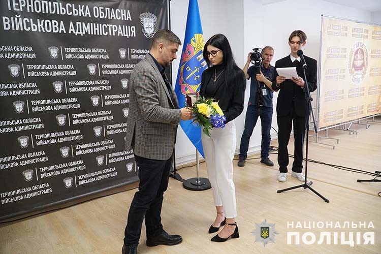 Новини Тернополя - фото з У Тернополі посмертно нагородили трьох поліцейських У Тернополі рідним загиблих правоохоронців вручили державні нагороди