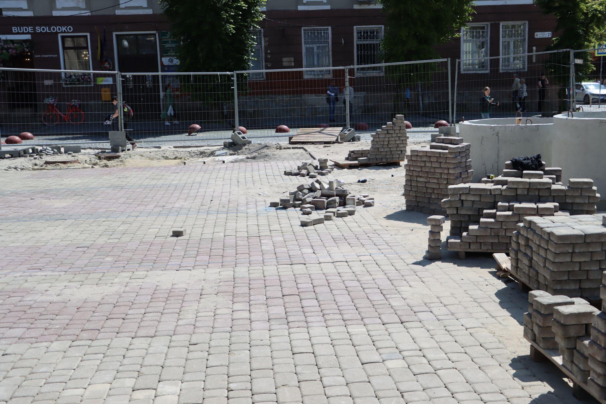 Новини Тернополя - фото з Біля Драмтеатру після ремонту комунікацій відновлюють покриття