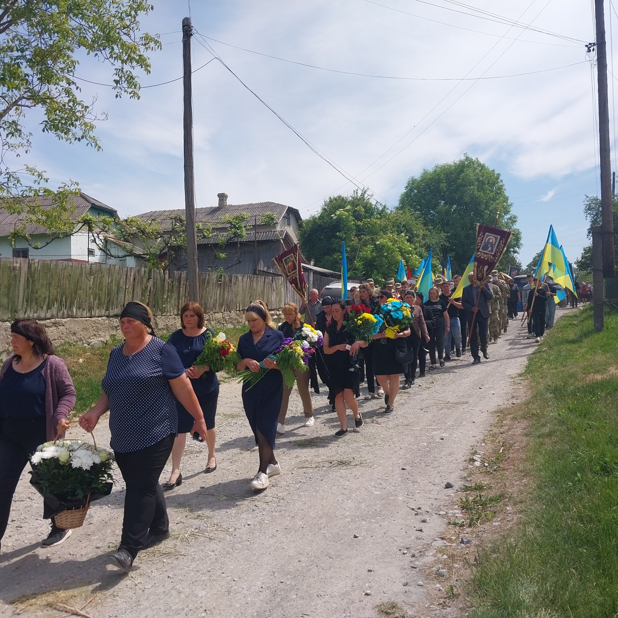 Новини Тернополя - фото з На Борщівщині попрощались із захисником Василем Саманчуком На зображенні може бути: 11 людей