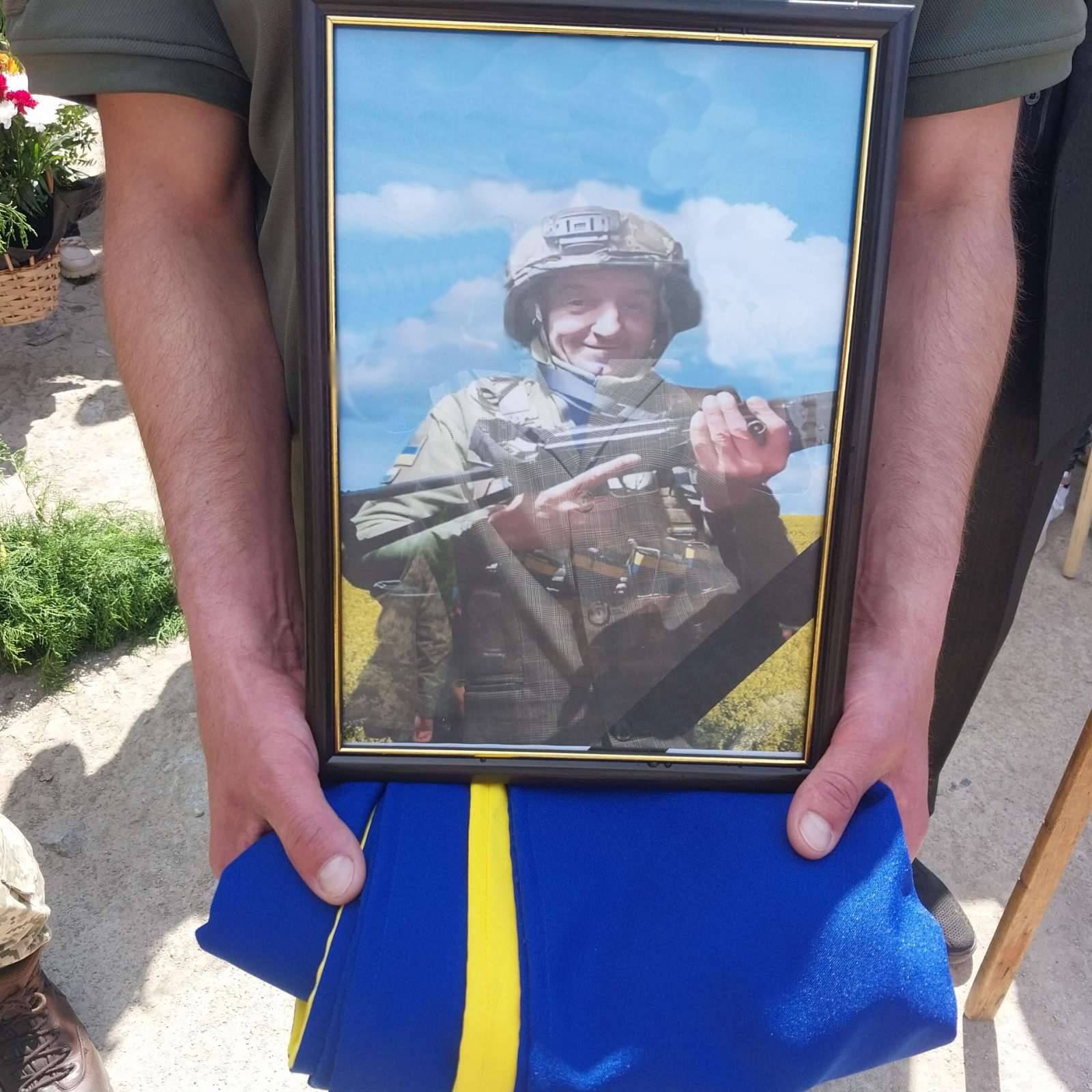 Новини Тернополя - фото з На Борщівщині попрощались із захисником Василем Саманчуком На зображенні може бути: 3 людини та текст