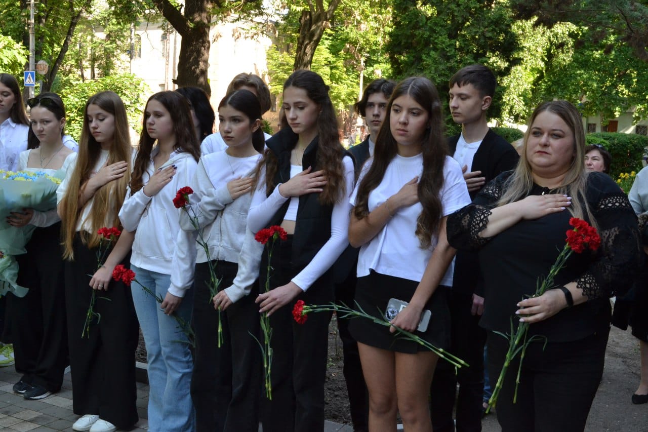 Новини Хмельницького - фото з У день народження полеглого воїна на Хмельниччині відкрили пам’ятну дошку