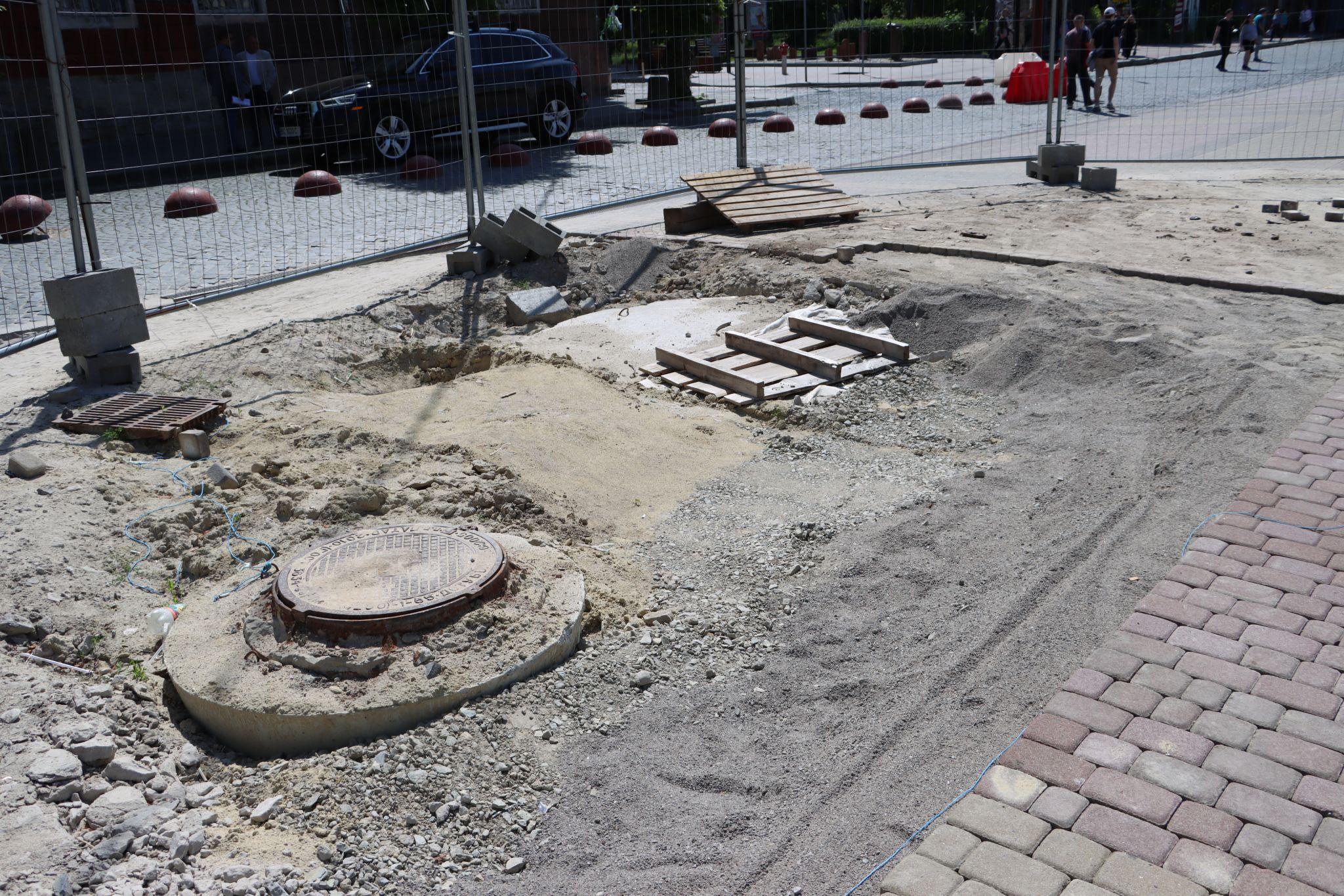 Новини Тернополя - фото з Біля Драмтеатру після ремонту комунікацій відновлюють покриття