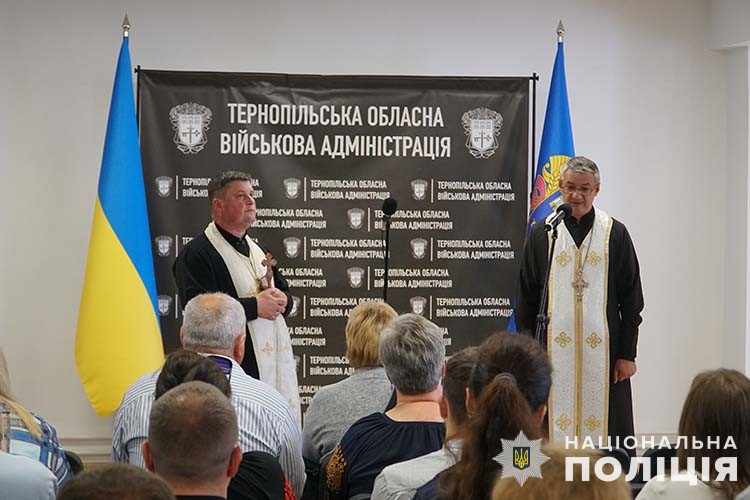 Новини Тернополя - фото з У Тернополі посмертно нагородили трьох поліцейських У Тернополі рідним загиблих правоохоронців вручили державні нагороди