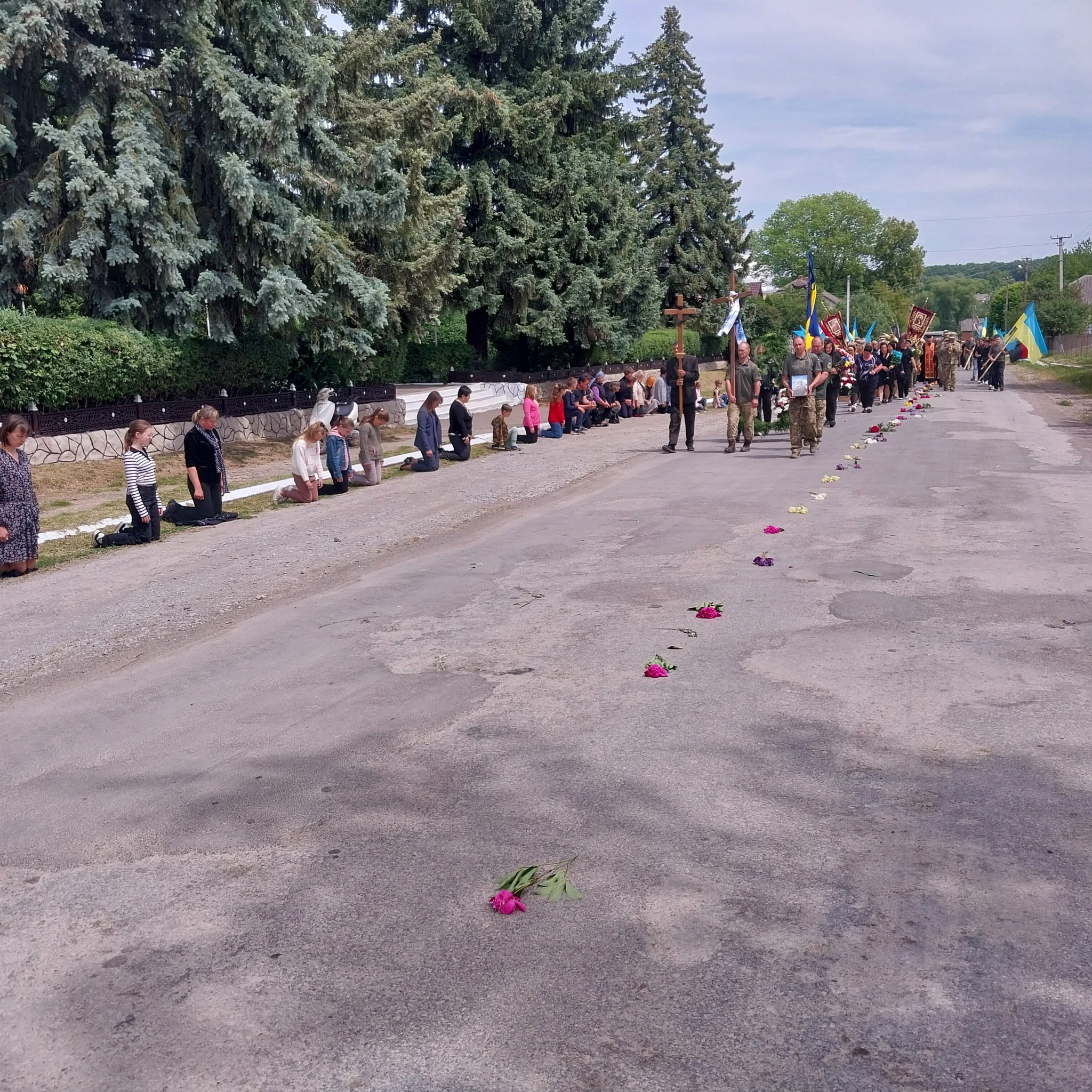 Новини Тернополя - фото з На Борщівщині попрощались із захисником Василем Саманчуком На зображенні може бути: 10 людей та натовп