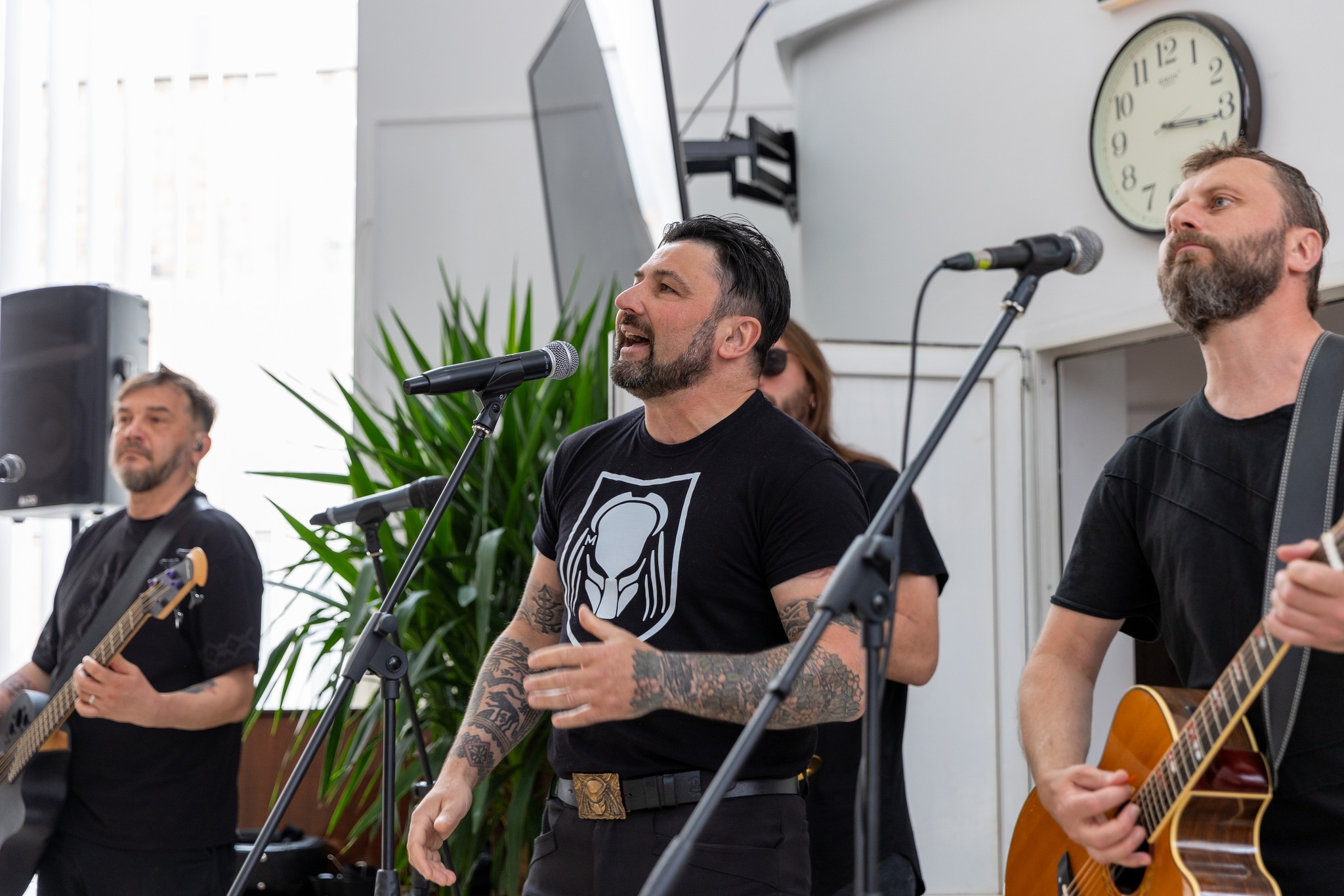 На зображенні може бути: 3 людини, борода та гітара