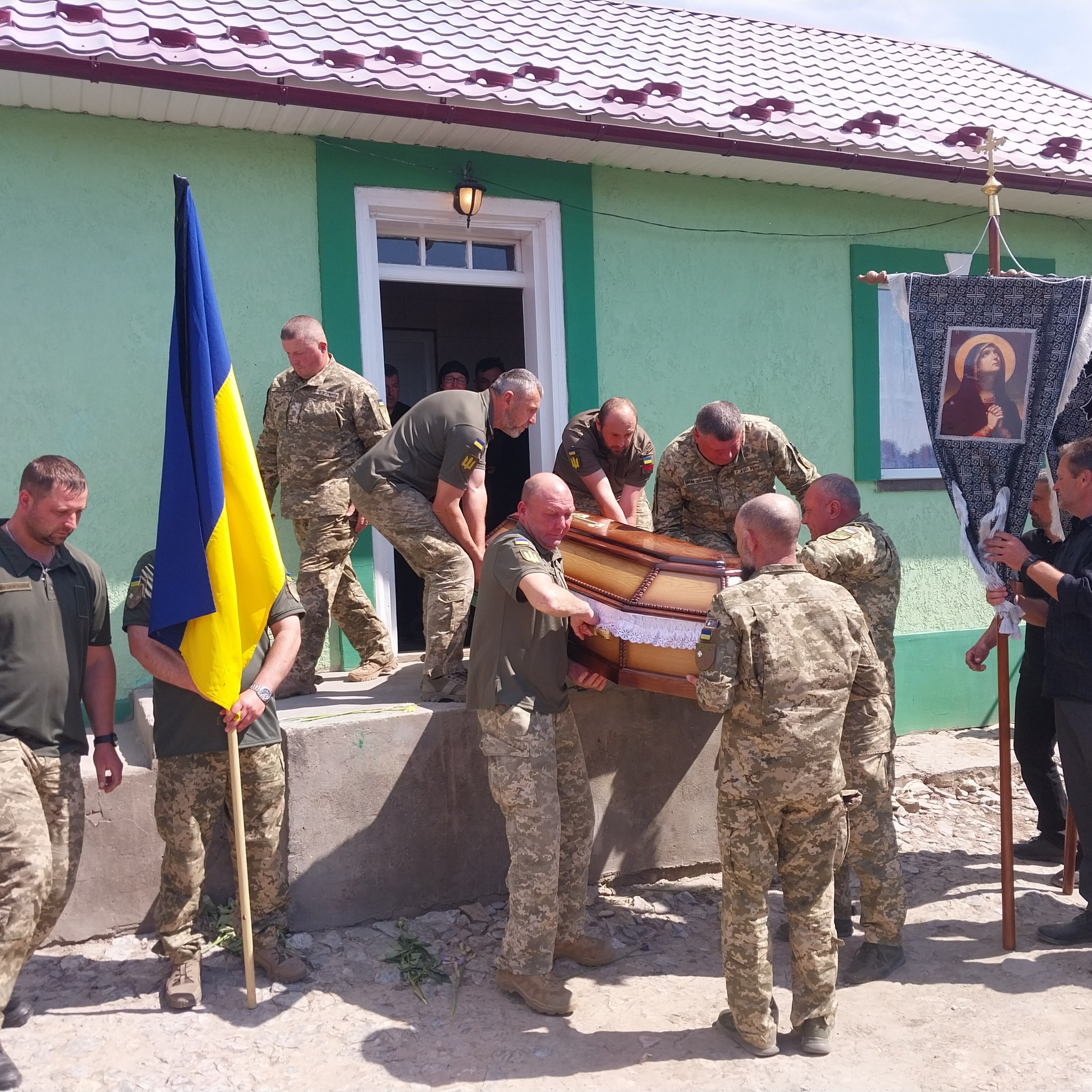 Новини Тернополя - фото з На Борщівщині попрощались із захисником Василем Саманчуком На зображенні може бути: 10 людей та текст