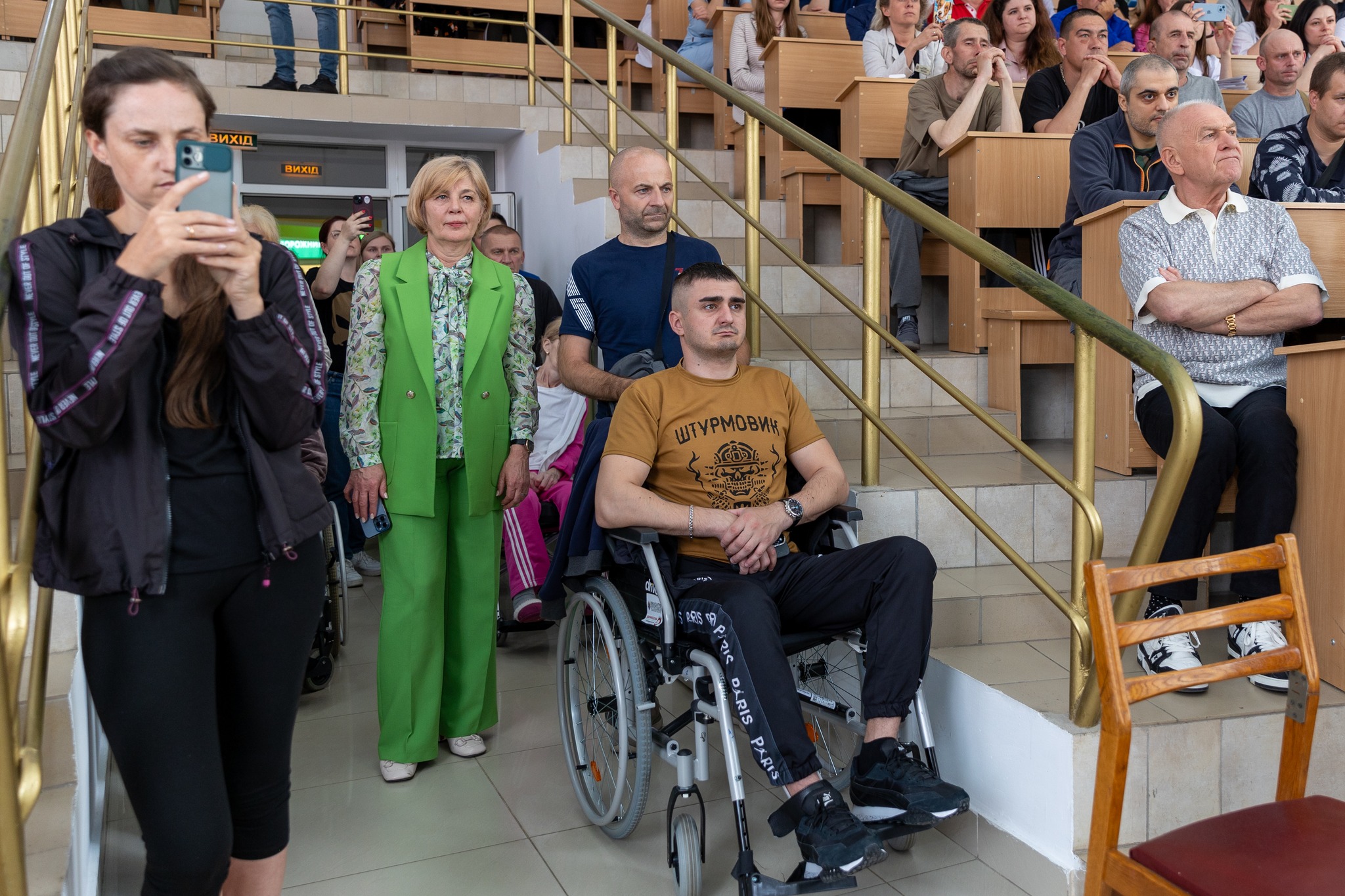 На зображенні може бути: 6 людей