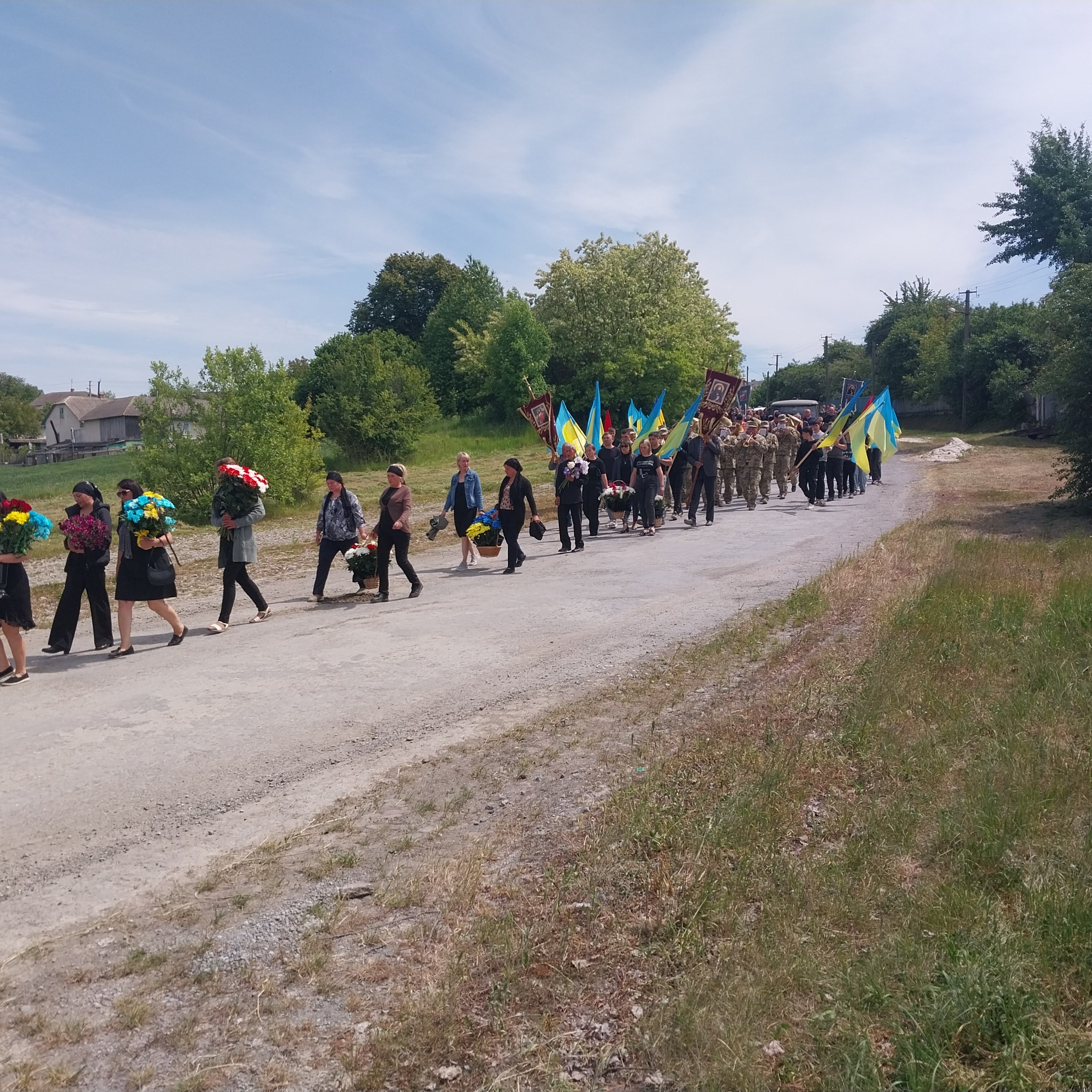Новини Тернополя - фото з На Борщівщині попрощались із захисником Василем Саманчуком На зображенні може бути: 12 людей та натовп