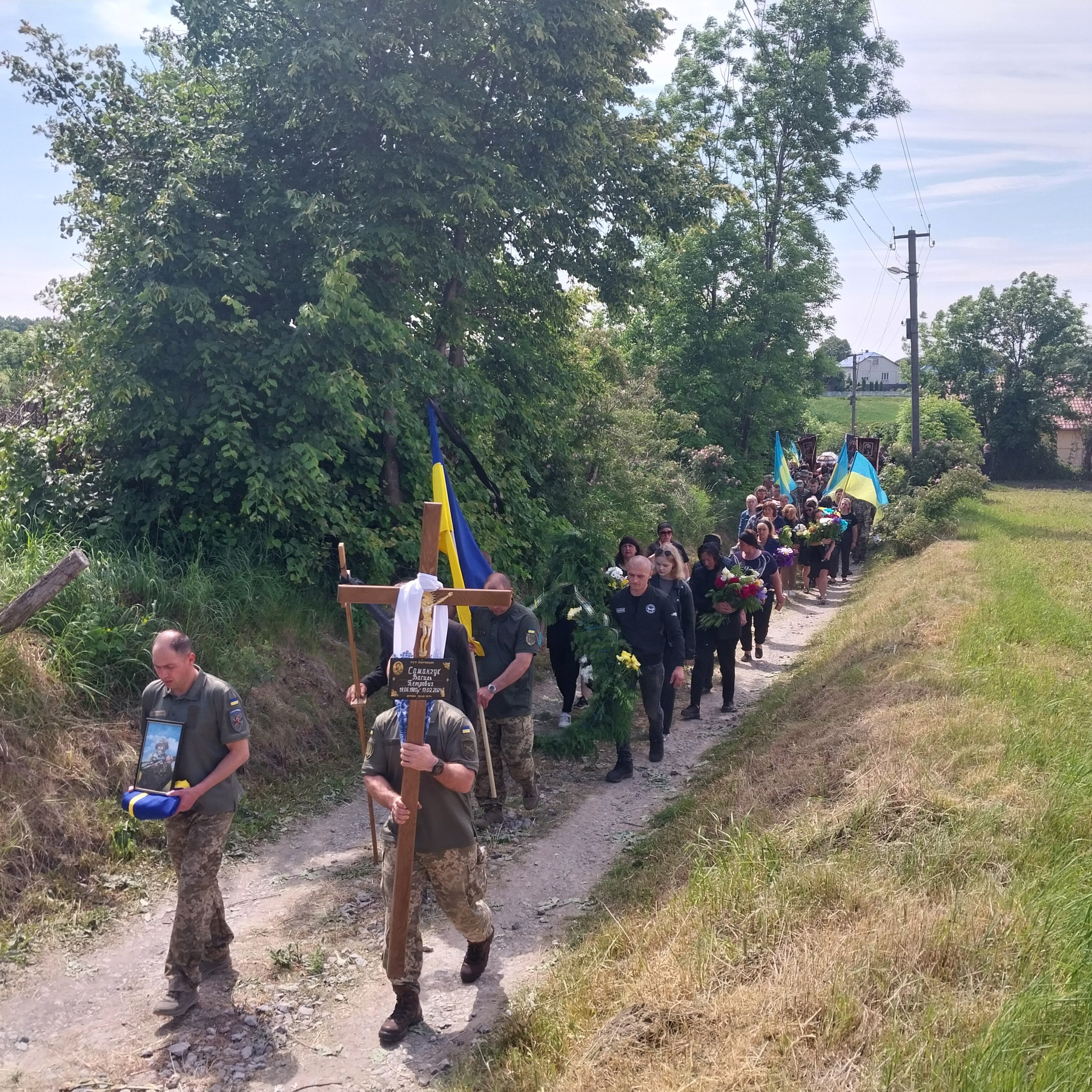 Новини Тернополя - фото з На Борщівщині попрощались із захисником Василем Саманчуком На зображенні може бути: 10 людей