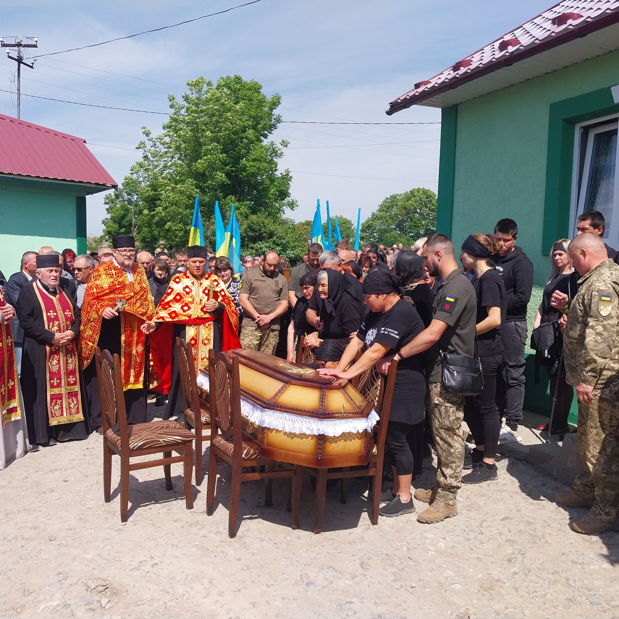 Новини Тернополя - фото з На Борщівщині попрощались із захисником Василем Саманчуком На зображенні може бути: 8 людей та текст