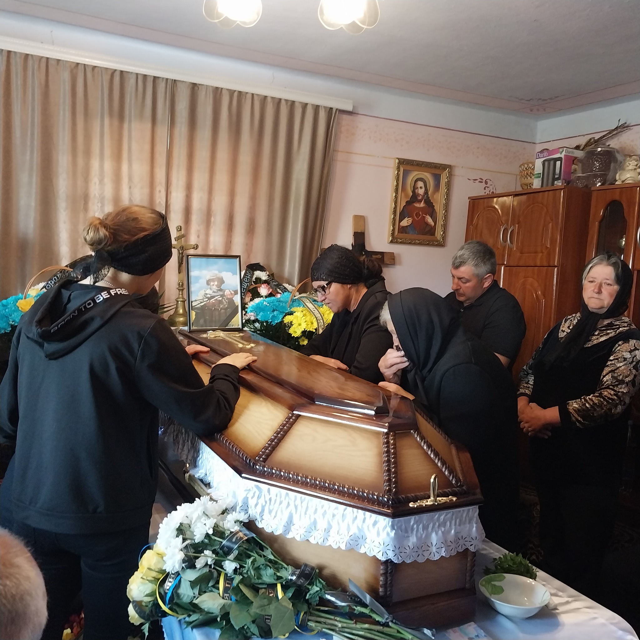 Новини Тернополя - фото з На Борщівщині попрощались із захисником Василем Саманчуком На зображенні може бути: 5 людей